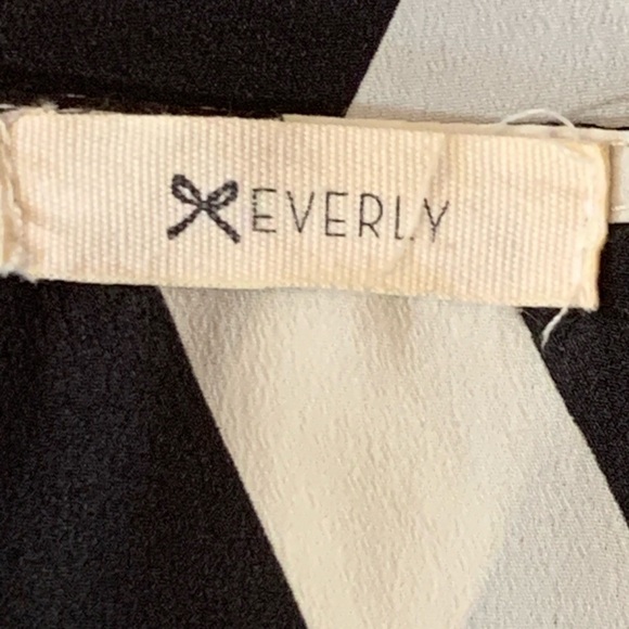 Everly Chevron Print Blouse - Picture 5 of 6